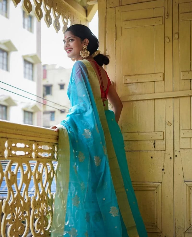 Worthy Saree Poses for Girls To Make Instagram Photos Look Amazing-nextbuild.com.vn