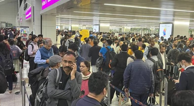 delhi airport crowd