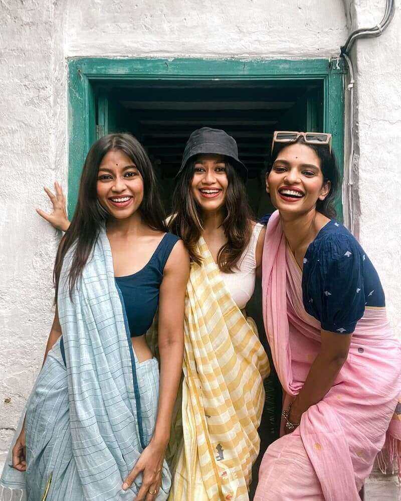 saree poses with friends