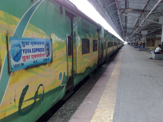 12247_Yuva_Express_at_Bandra_Terminus