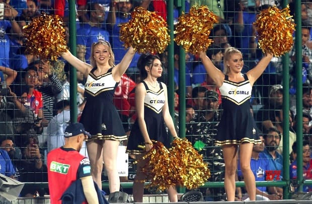 ipl cheerleadrs harassed by a man