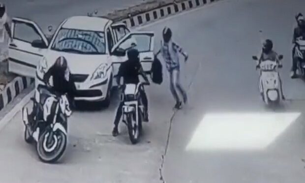 two men robbed in Delhi near pragati tunnel