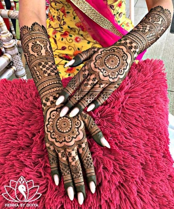 pretty back hand mehndi design