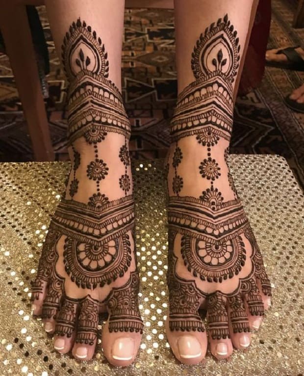 stylish leg mehndi design