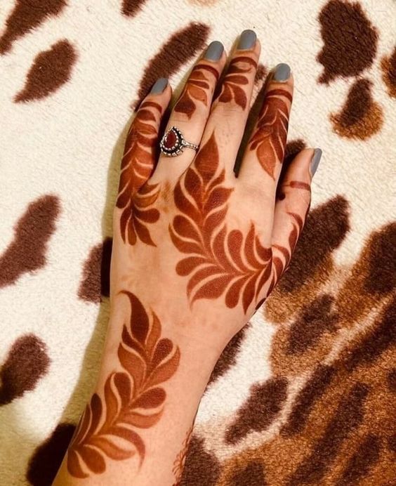 Beautiful Arabic Big Bold Leaves Henna Design || Elegant Arabic Bold Leaves  Henna Design | Circle mehndi designs, Mehndi designs, Henna design
