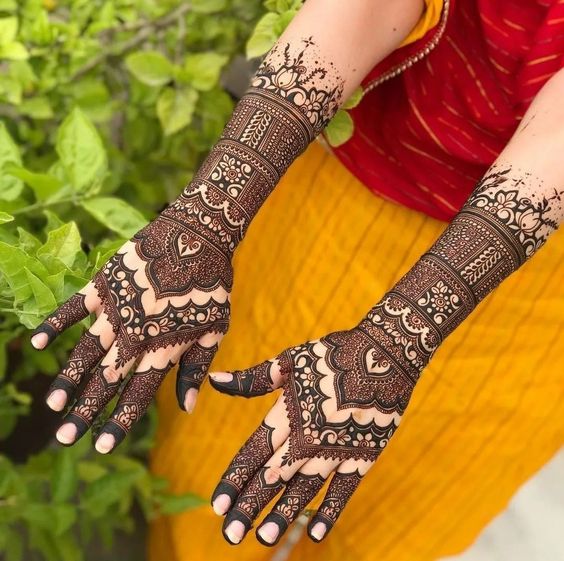 dark back hand mehndi design