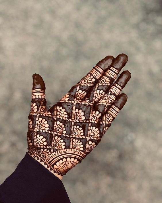 front hand mehndi design