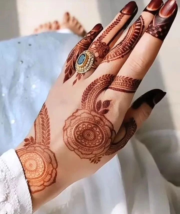 instagram mehndi design front hand