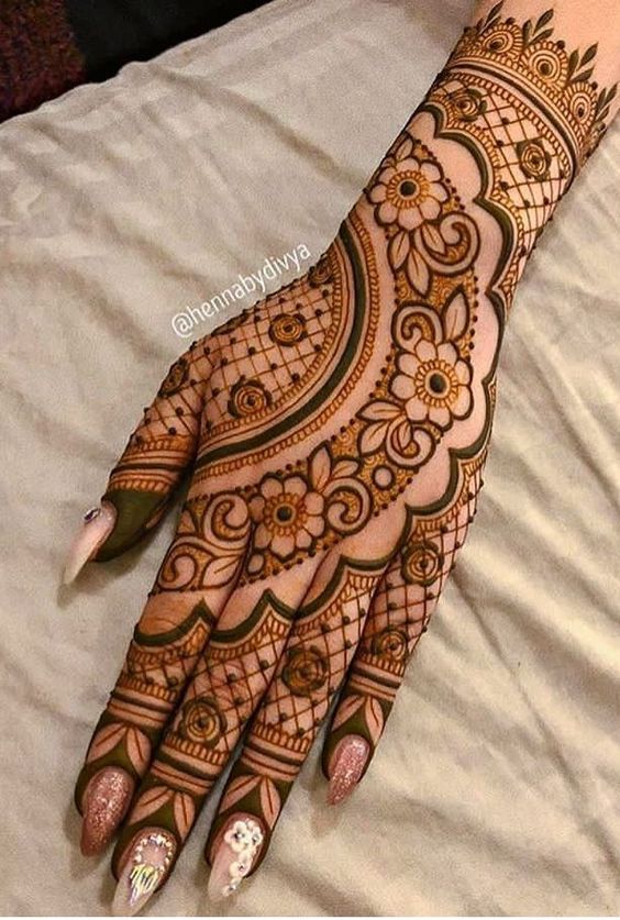 semi circle mehndi design