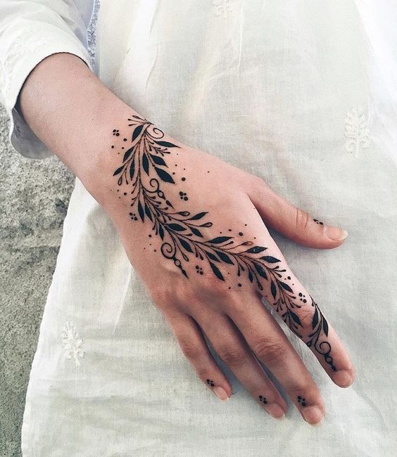 simple back hand mehndi for girls