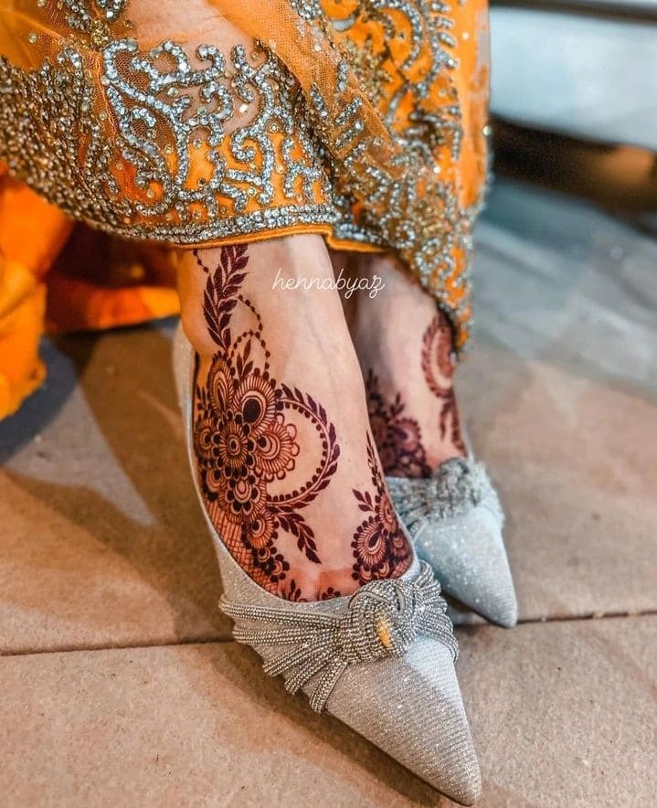 simple leg mehndi design