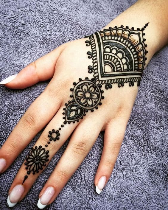 simple mehndi design back hand