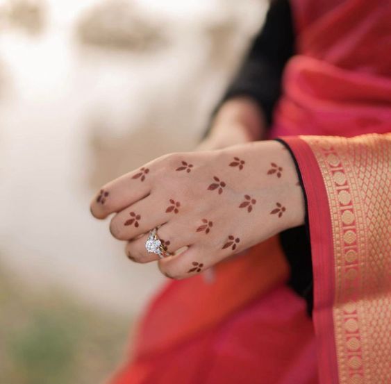 simple stylish back hand mehndi design