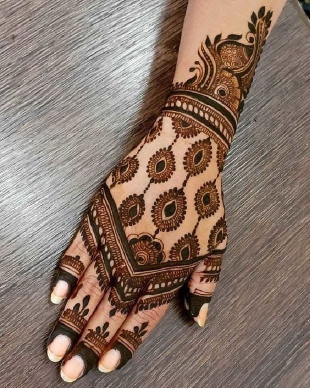 stylish back hand mehndi design 