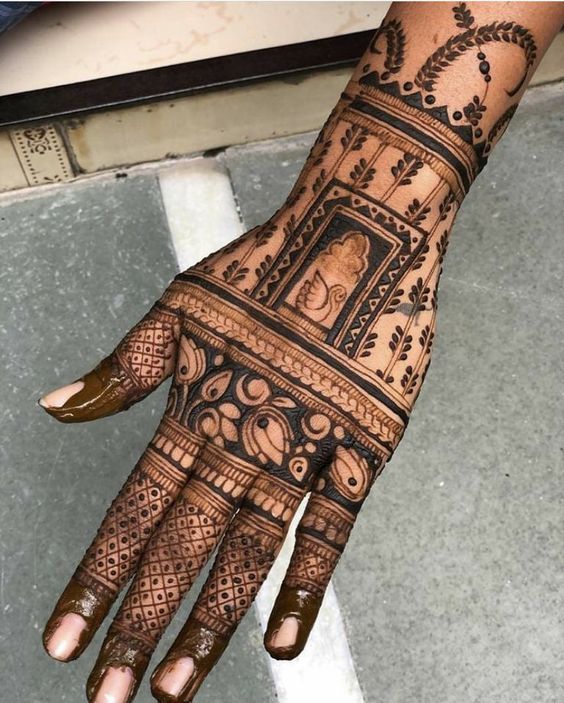 stylish back side mehndi design