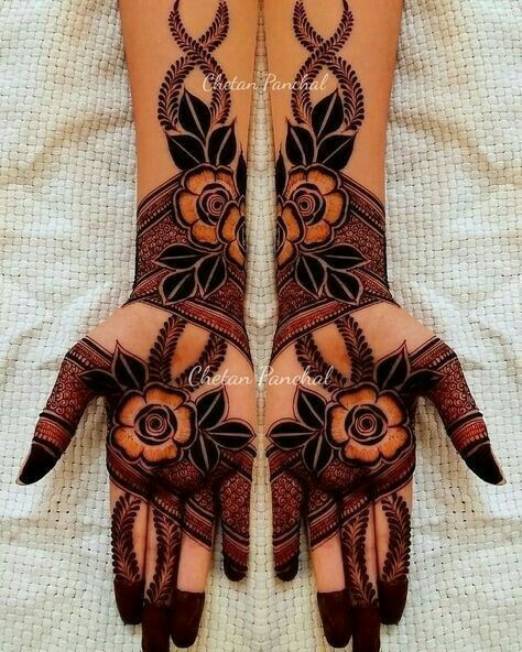 stylish dulhan mehndi design
