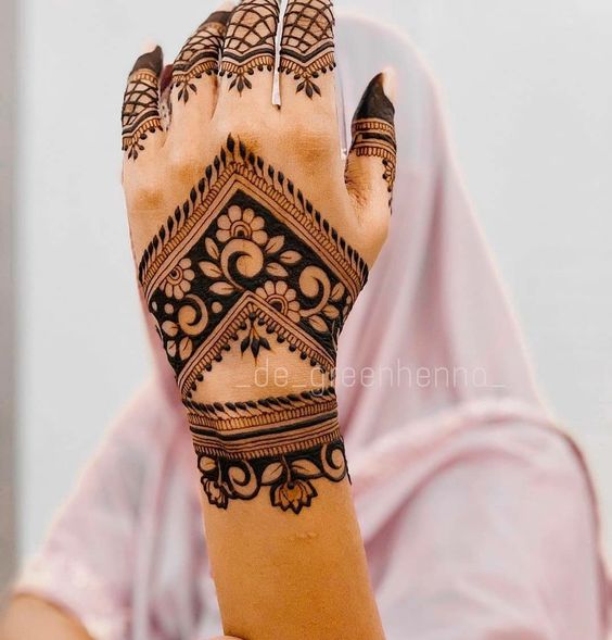 stylish mehndi design back hand