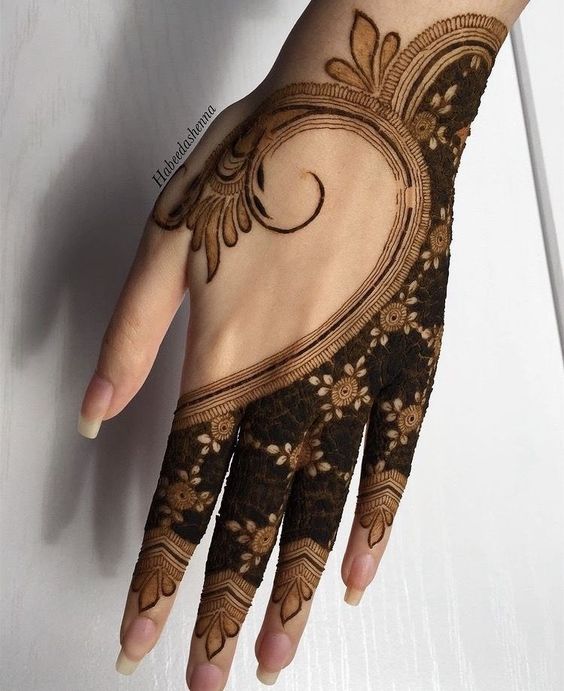 stylish modern back hand mehndi design