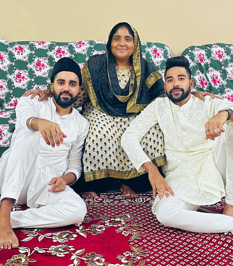 mohammed siraj with mother and brother