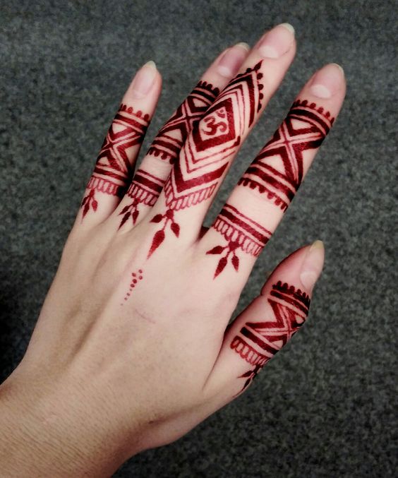 red finger mehndi design