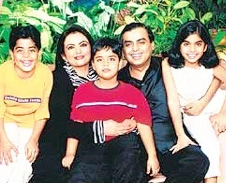 Anant-Ambani-in-red-T-shirt-with-his-parents-and-siblings-in-childhood