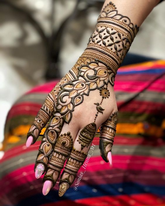 back hand mehndi design