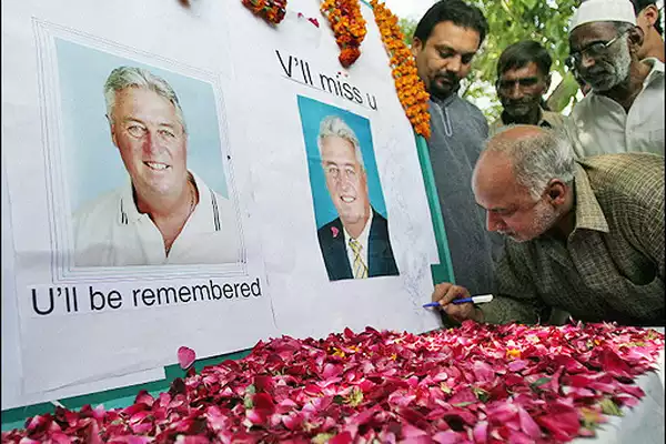 members-of-the-pakistani-cricket-welfare-association-write-comments-beside-pictures-of-late-pakistani-coach-bob-woolmer-during-a-condolance-ceremony-in-lahore-24-march-2007-one-week-after-the-murde