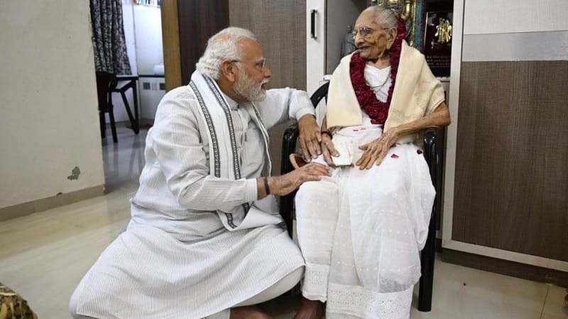 narendra modi with mother Heeraben Modi