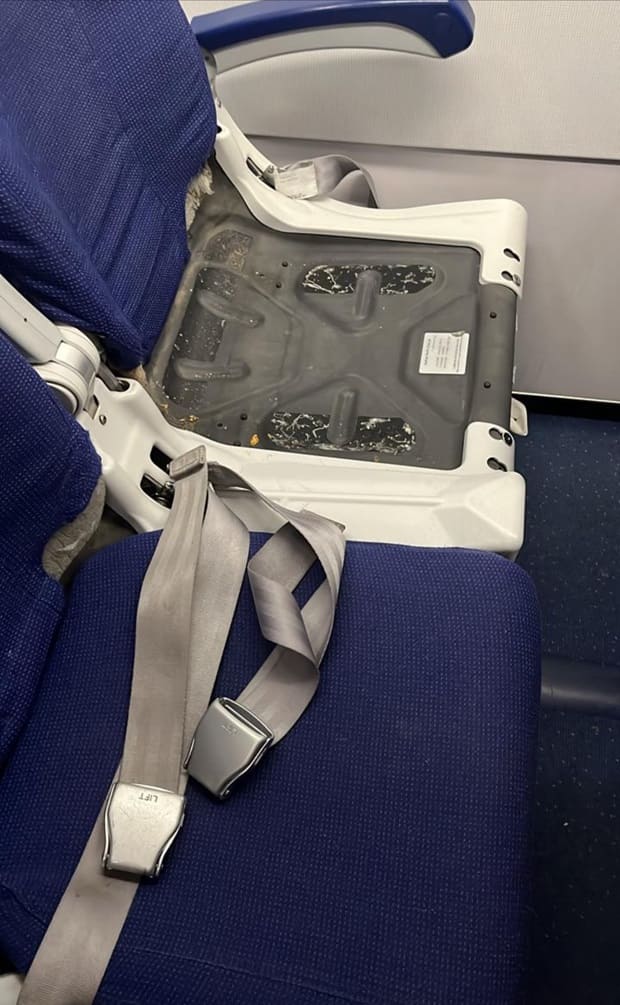 seat with missing cushion indigo airlines