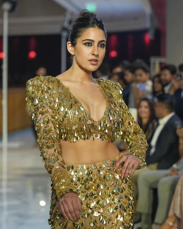 Sara Ali Khan jio world plaza