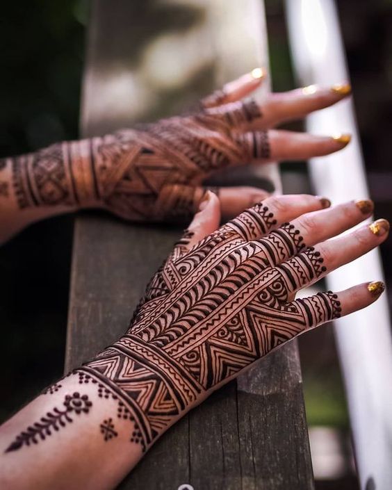 back hand stylish mehndi design