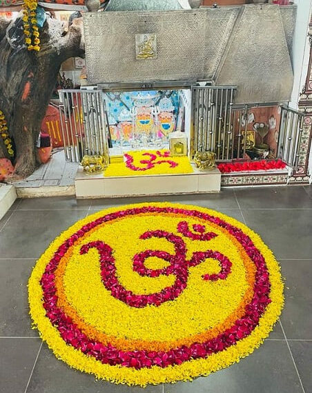 om flower rangoli design