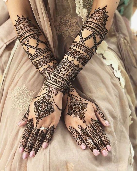 symmetrical stylish mehndi design