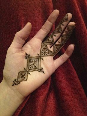 symmetrical mehndi design