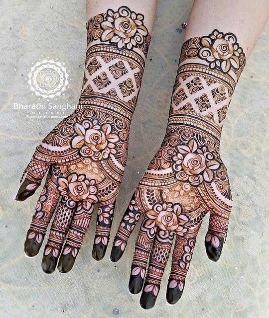 Fancy bangle henna
