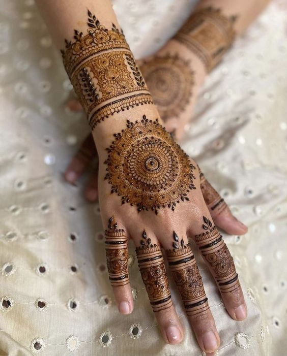 Mehndi designs inspired from bangles