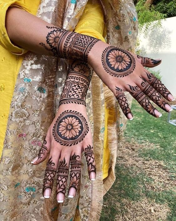 round fancy mehndi design