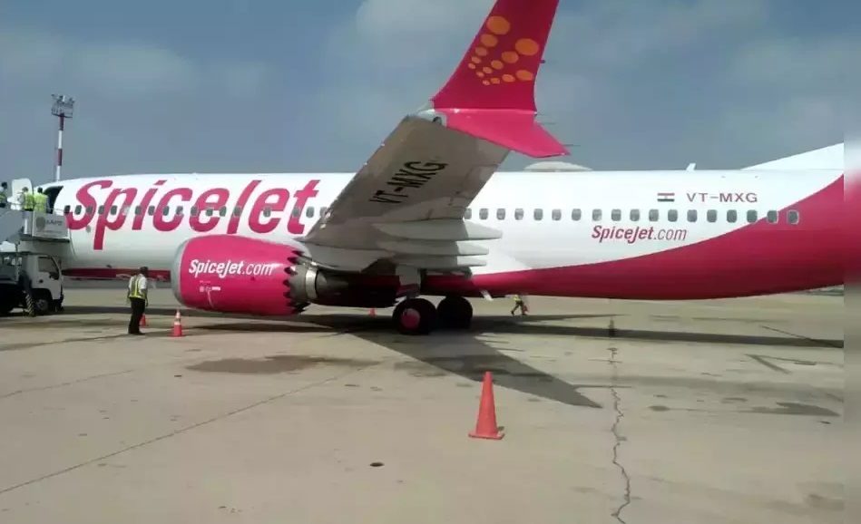 spicejet passenger stuck in loo