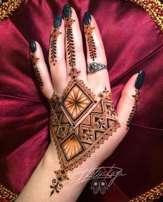 symmetrical mehndi design