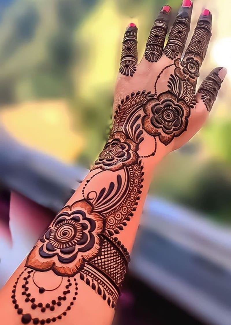 Assymetric-back-side-mehndi-design