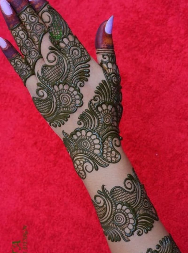 Bangle-style-mehndi-design-back-side-simple