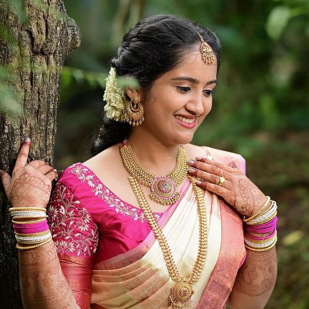 Palakkad Bridal Makeup Vikas Vks | Indian bride poses, Bride photos poses,  Bride poses