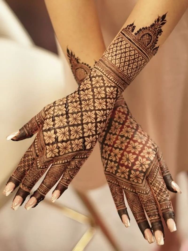 Floral-jaal-back-side-mehndi-design-simple
