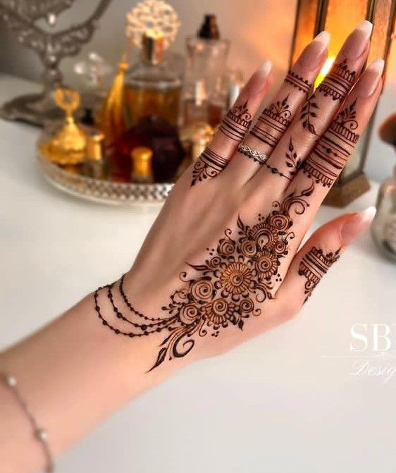 Line finger mehndi design