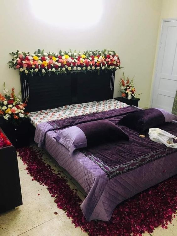 Minimal room decor with flowers