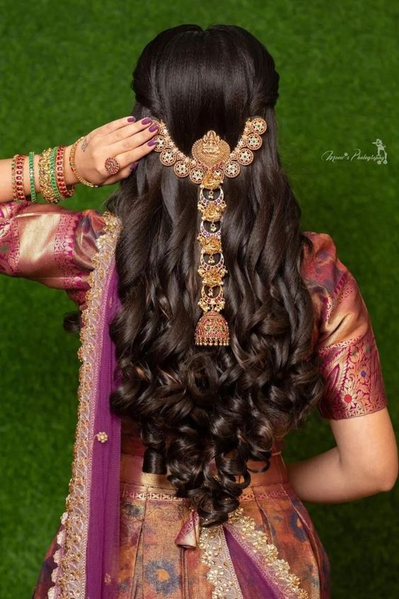 Ornamented open hairdo with soft curls