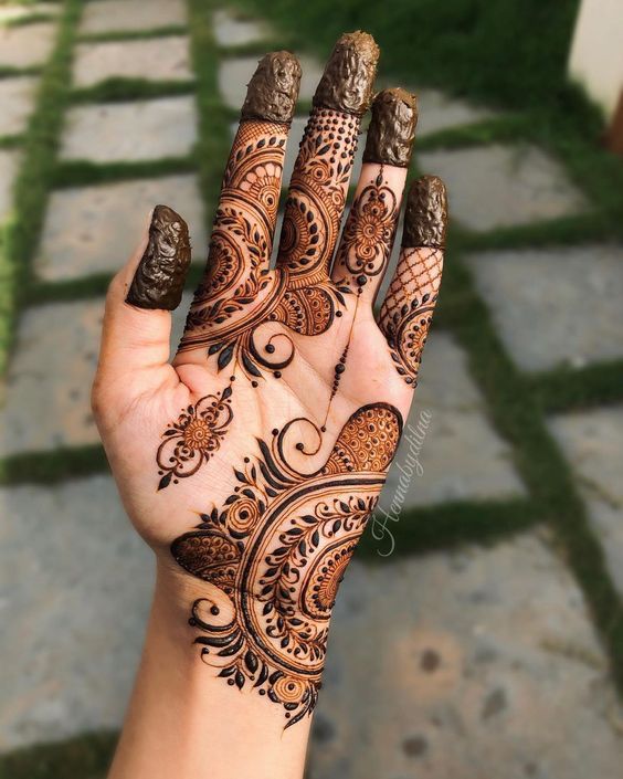 Simple paisley palm mehndi design