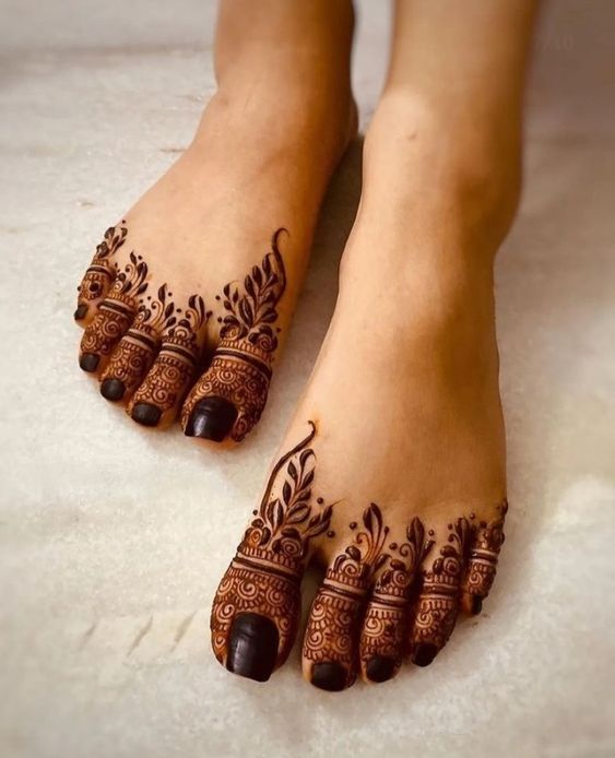 feet finger mehndi design