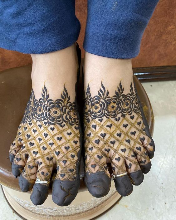 foot mehndi heart