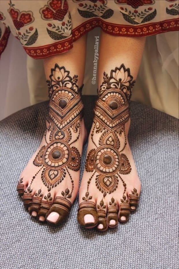 leg mehndi design 